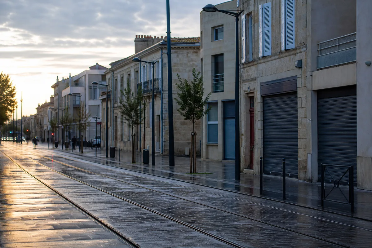Rue commerçante d’une commune de la métropole bordelaise au petit matin